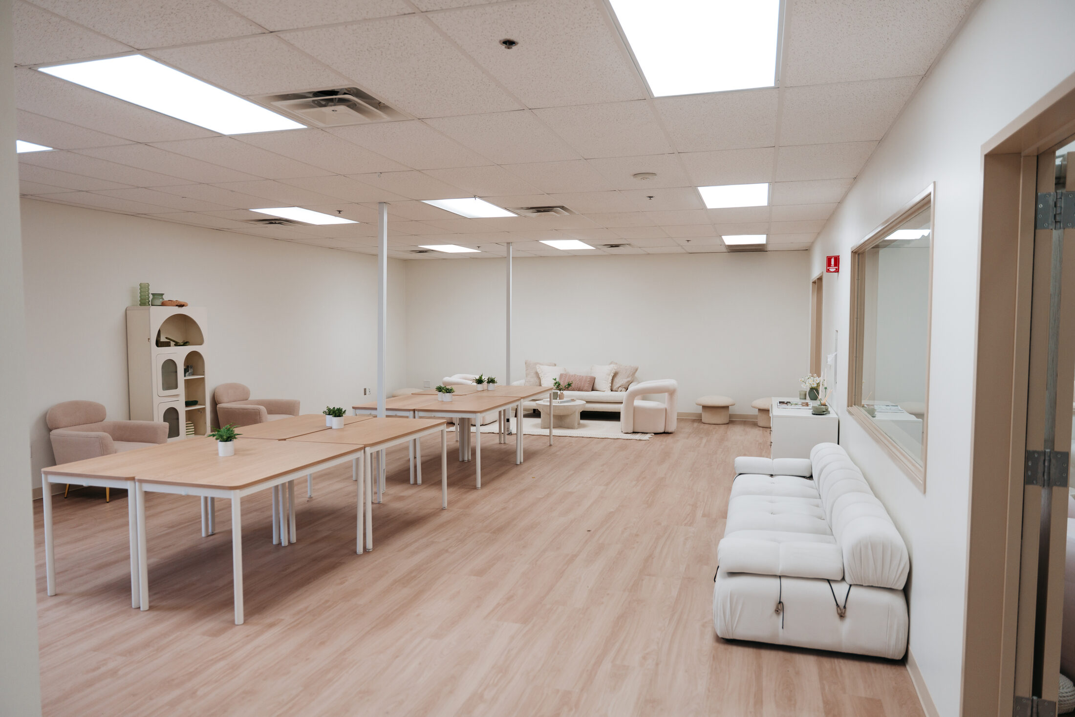 Breakout table area at the finished Élan Beauté space