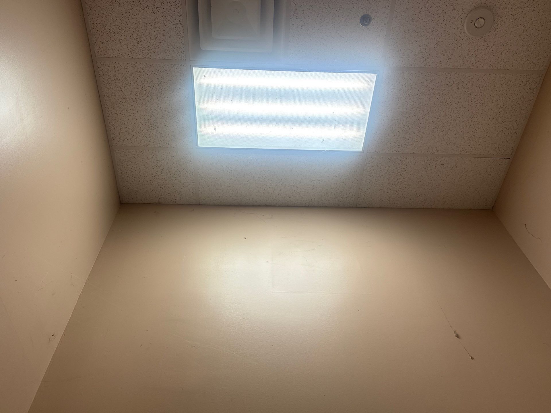 Empty room with drop ceiling before the Élan Beauté renovation